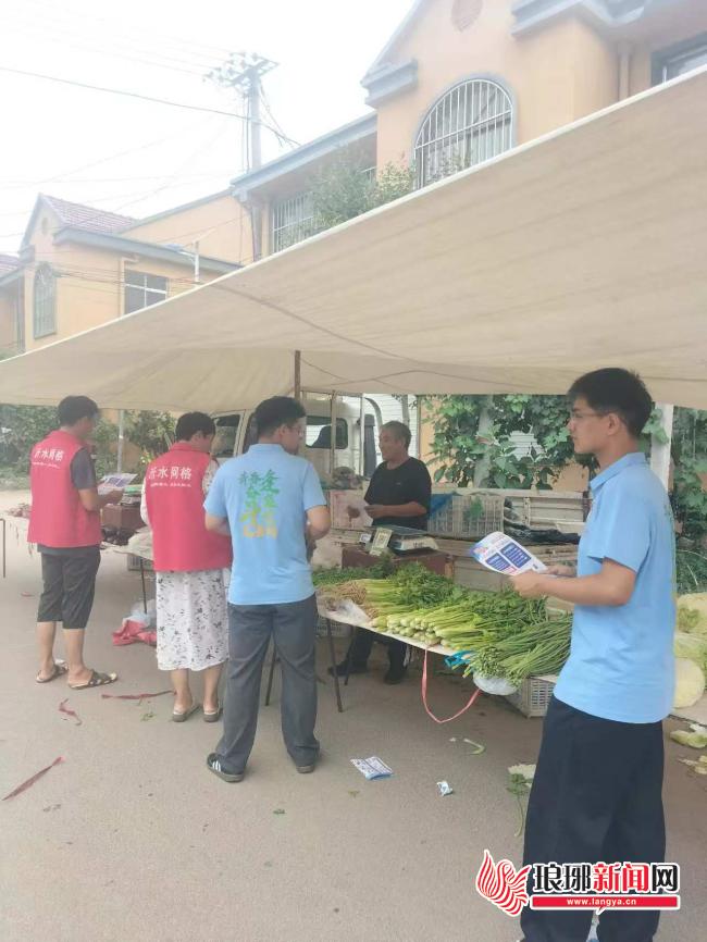 网格员携手大学生集市反诈“声”入人心--夏蔚镇法学会工作站开展防范电信诈骗宣传进集市活动