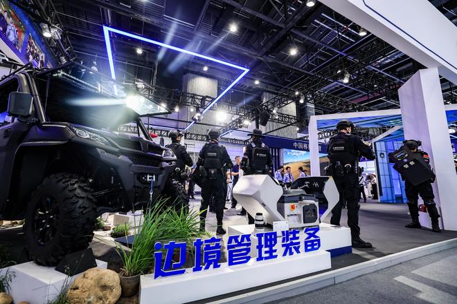 酒驾初筛、两栖智能、AI普法多款机器人亮相警博会