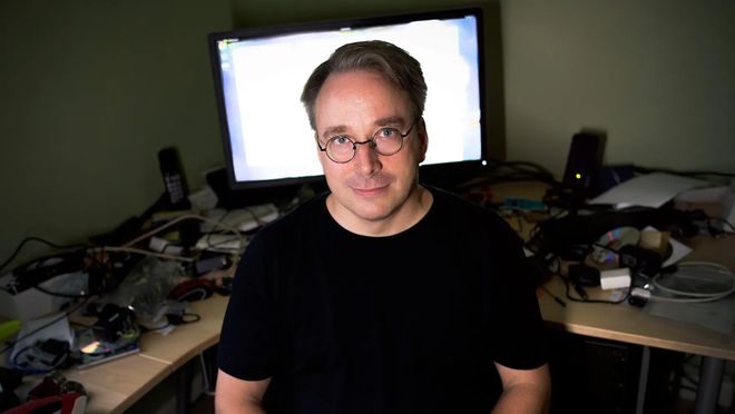 调Bug时突遇黑屏Linux之父「怀旧装备」意外曝光：“2025年了Linus还在用8年前的显卡？”