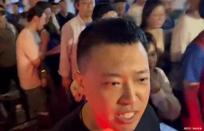 北京球迷场外痛批孙铭徽广厦逆转引发谁该负责的争论！