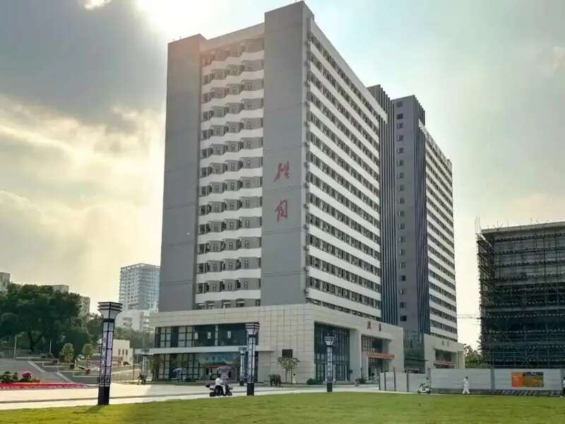 广东财大回应研究生宿舍安排争议：新生入住33栋宿舍楼