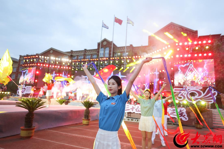 青岛航空科技职业学院师生庆“五四” 创意T台秀展风采