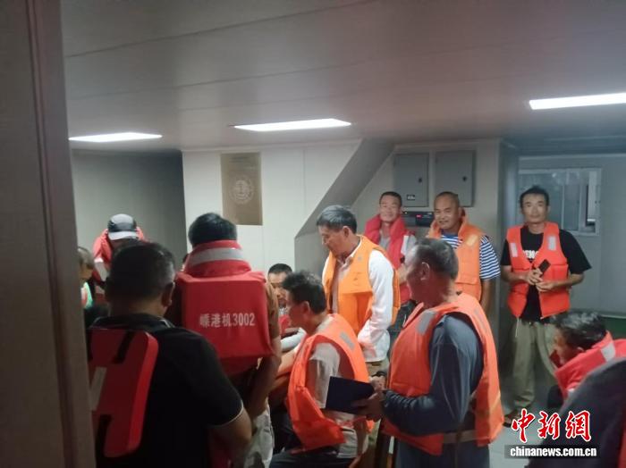 洋山港海事局台风中架起“海上生命线” 百余名渔民安全转移