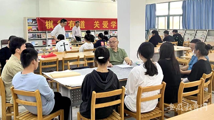 听书法讲座 学围棋象棋 安庆职业技术学院为留校度假学生开展文娱活动